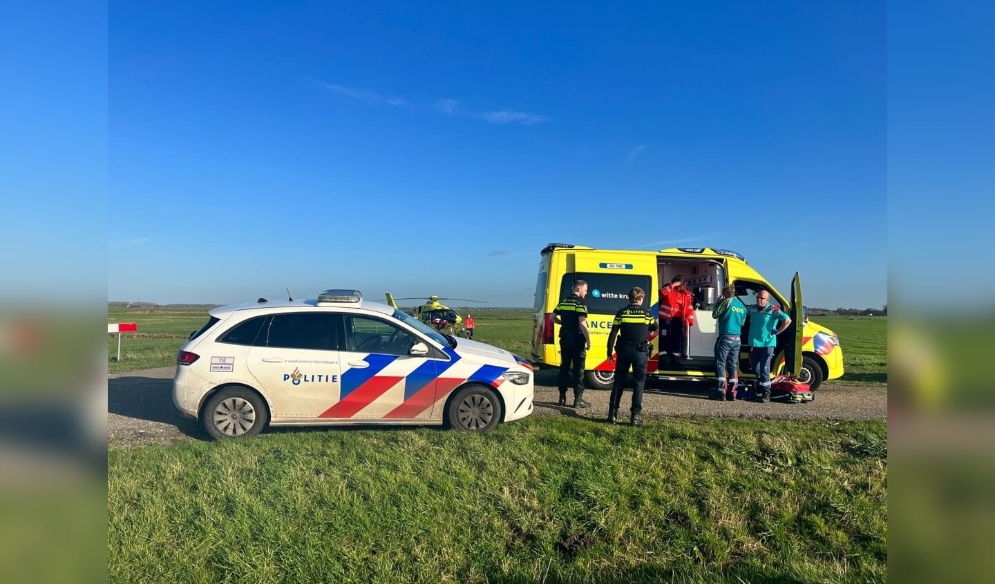 In een ambulance is de voetganger van de Putterweg vervoerd naar de traumahelikopter, die landde in een weiland ter hoogte van Nijkerk.