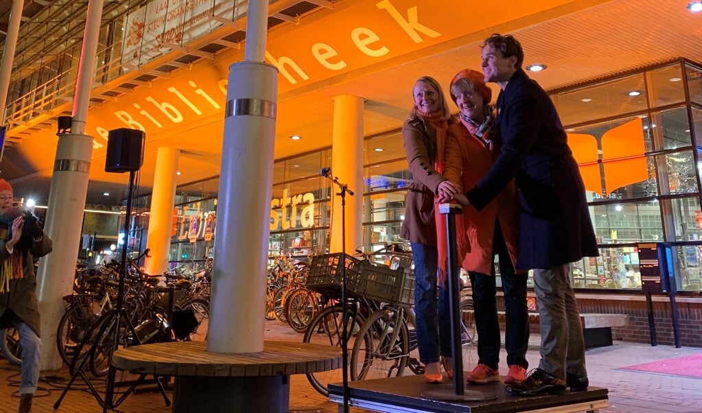 Vrijdagavond werd het startsein voor de campagne gegeven door het het oranje licht zetten van het gebouw van de bibliotheek aan het Stadsplein.