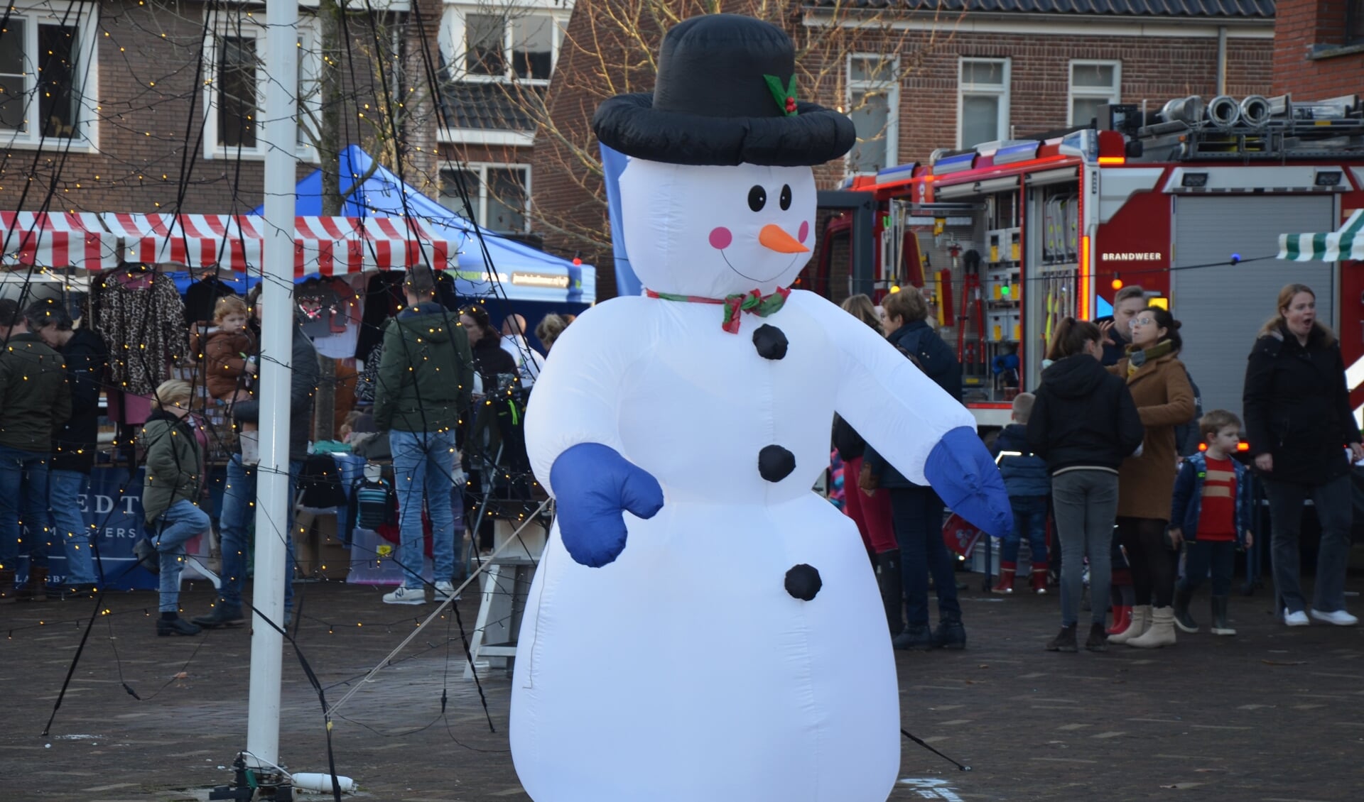 De sneeuwpop midden op het plein