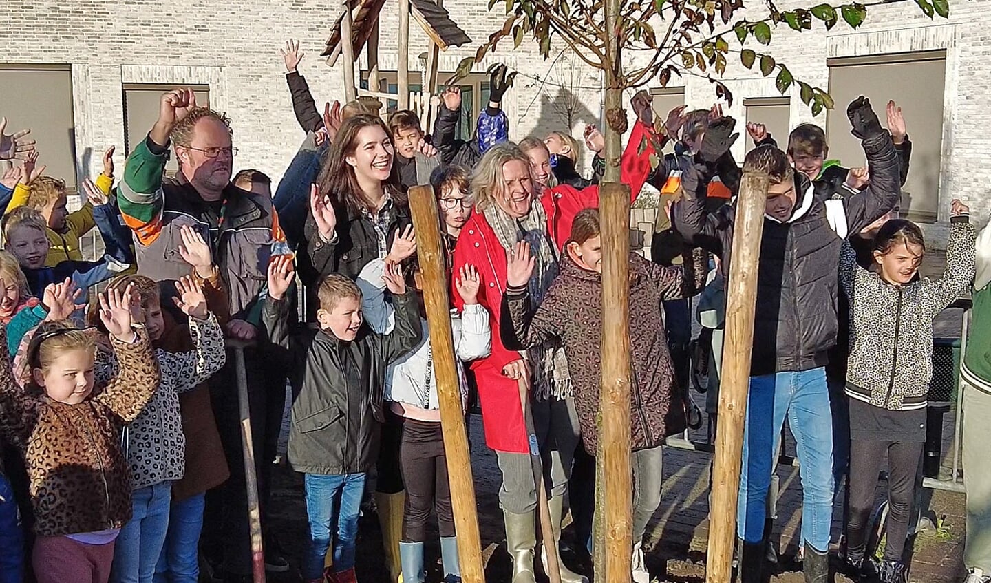 Boomfeestdag bij Montessorischool en CBS het Kleurenlint van Bredeschool Dalemplein.