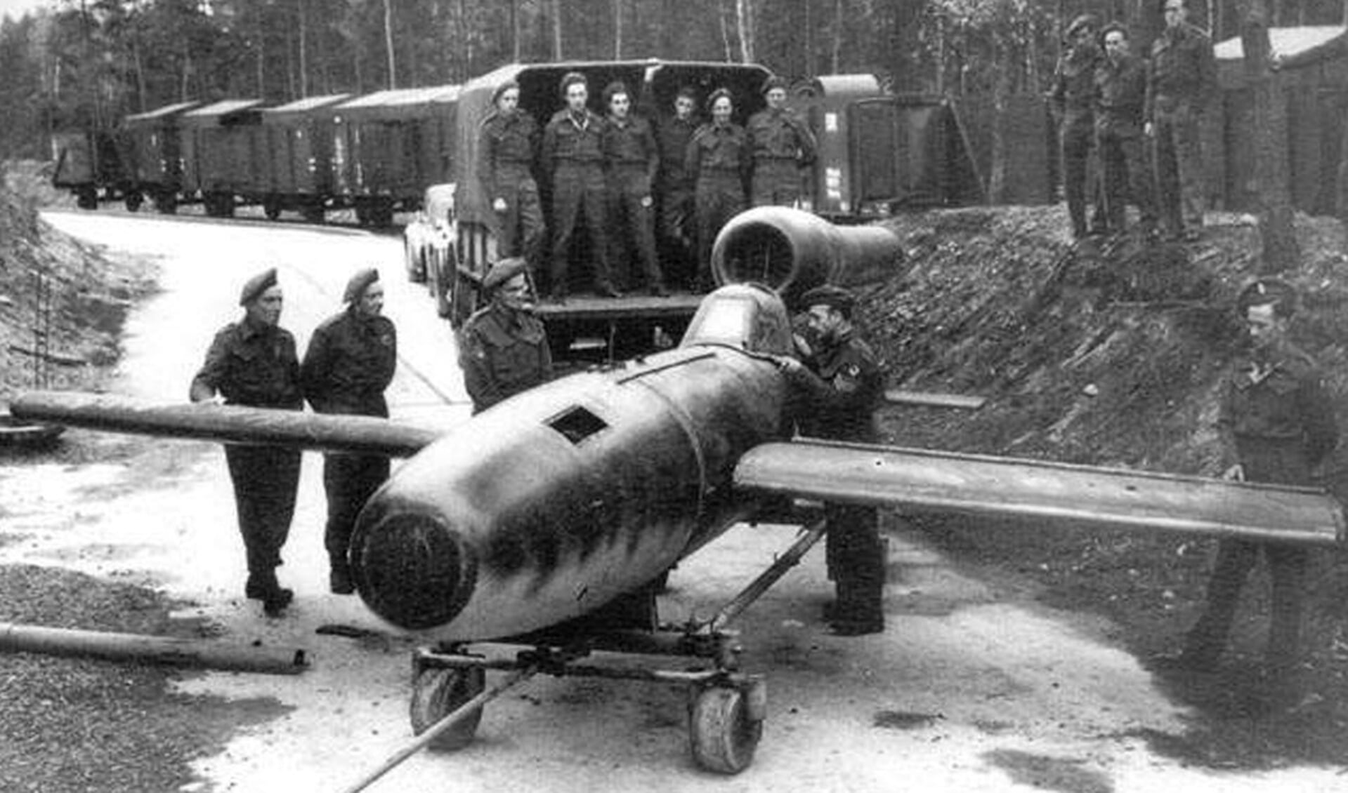 Een door de geallieerden op de nazi’s veroverde vliegende bom V1, die moest worden gelanceerd door een kamikazepiloot.