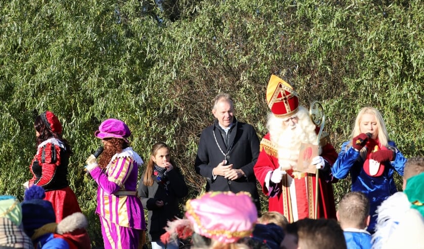 Burgemeester Röell en kinderburgemeester Feline ontvingen Sinterklaas