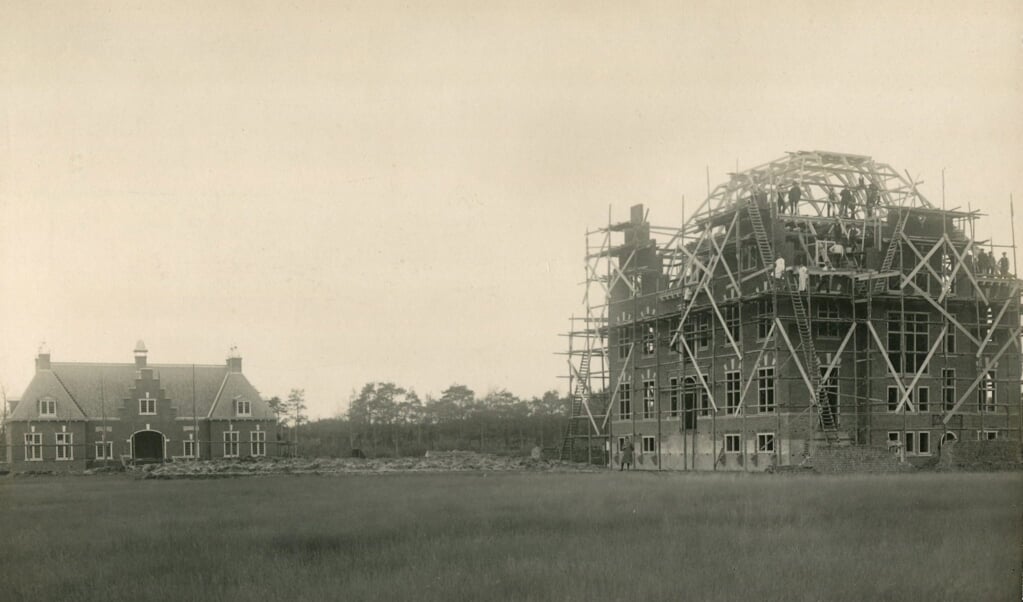 Landgoed Leusderend werd in 1916 ontworpen door architect Klijnstra maar na de bouw van het koetshuis in 1916 werd de bouw van het huis verhinderd door de Eerste Wereldoorlog. 