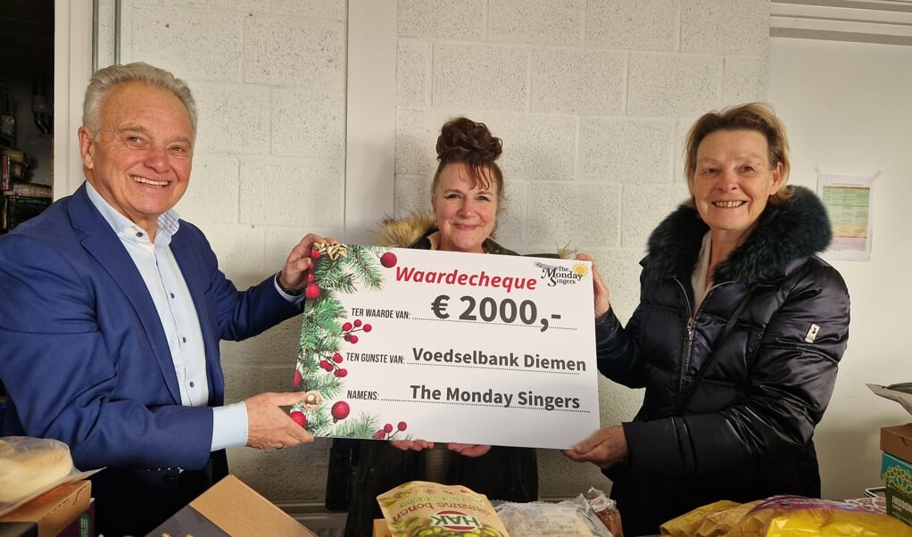 The Monday Singers overhandigen de cheque ter waarde van 2.000 euro aan Voedselbank Diemen.