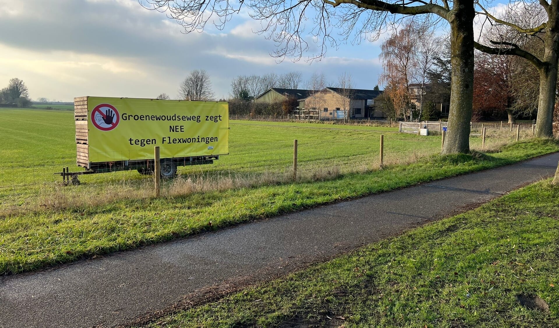 De bewoning rechts zou plaats moeten maken voor 20 tot 32 flexwoningen voor de duur van 15 jaar
