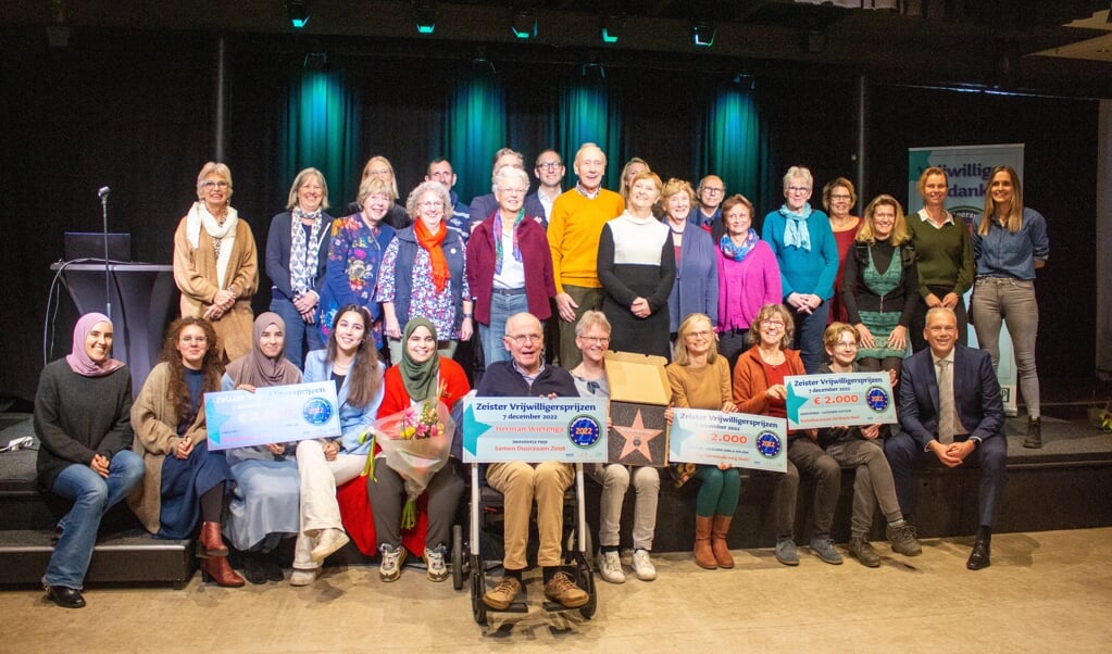 De winnaars en alle kandidaten voor de Vrijwilligersprijzen van 2022 op het podium van het TorenlaanTheater.