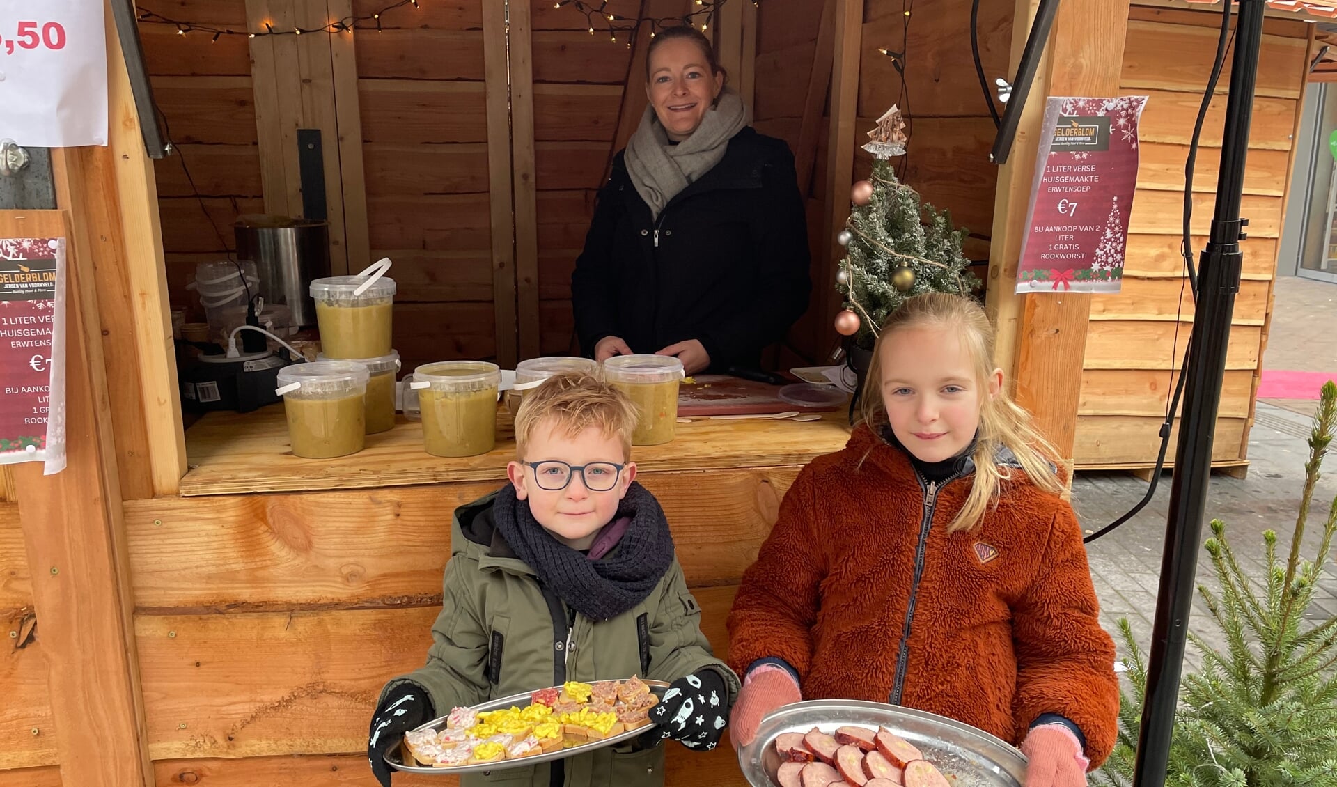 Annegré van Voornveld en haar kinderen delen hapjes uit bij winter wonderland bij De Enk. Op de ijsbaan op ’t Weitje werd zaterdag vanaf 9.00 uur al druk geschaatst.