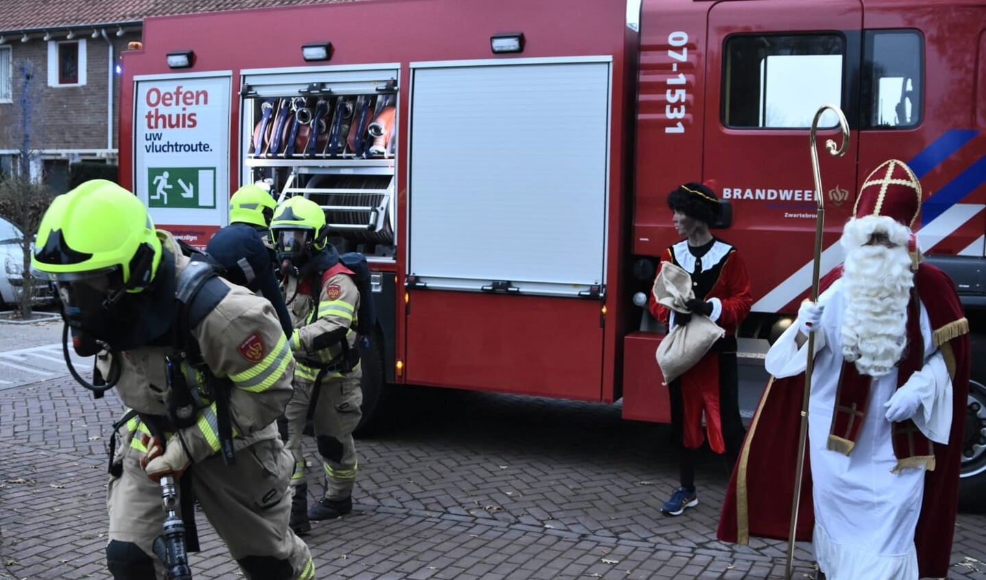 Aankomst brandweer Zwartebroek met Sinterklaas 