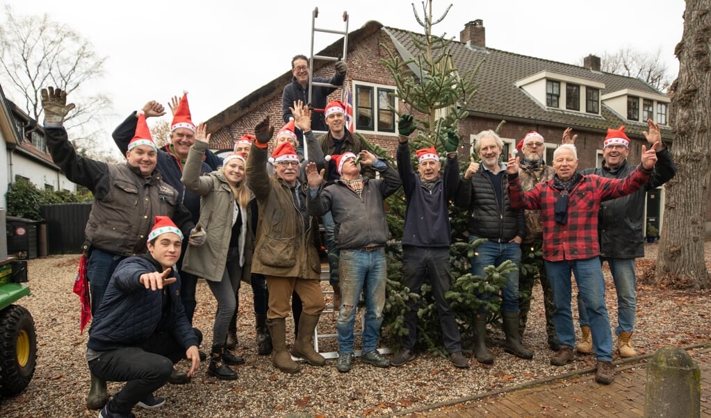 Lage Vuursche is vandaag weer helemaal in kerstsfeer dankzij deze heren en dame.
