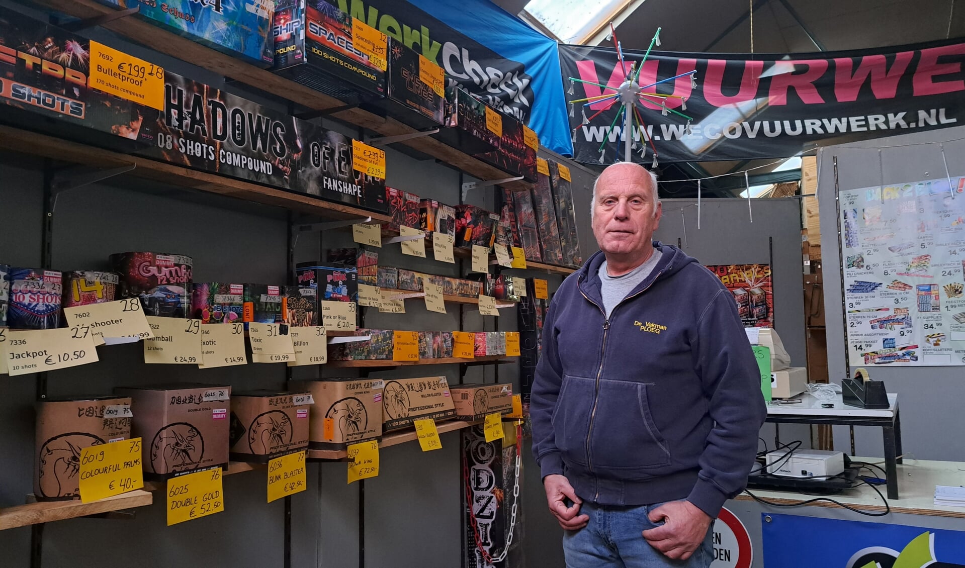 Erik Ploeg heeft de ruimte voor de losse verkoop van vuurwerk al ingericht.