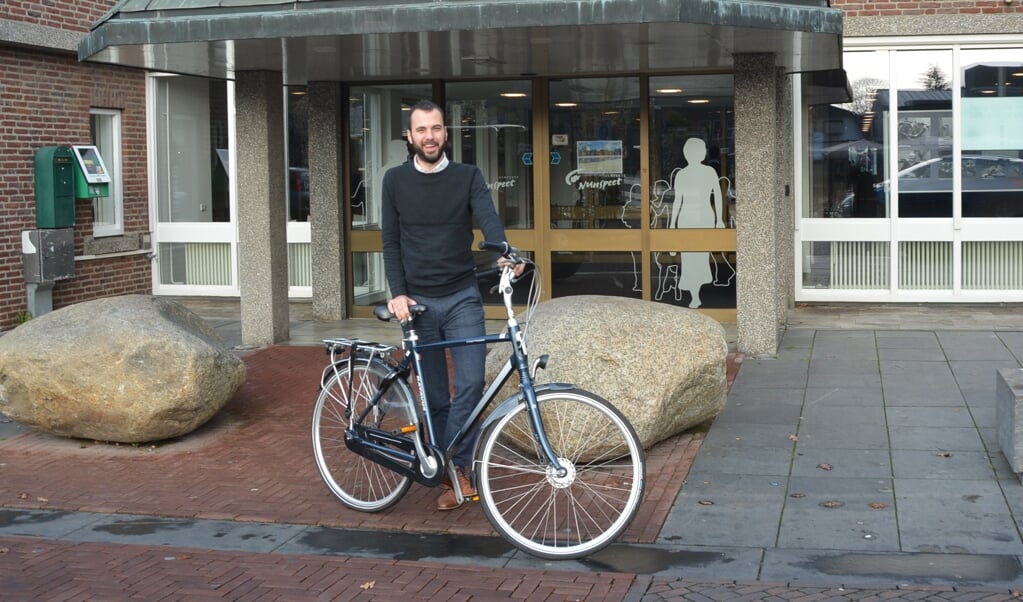 Wethouder Mark van de Bunte trapt af voor het gemeentehuis.
