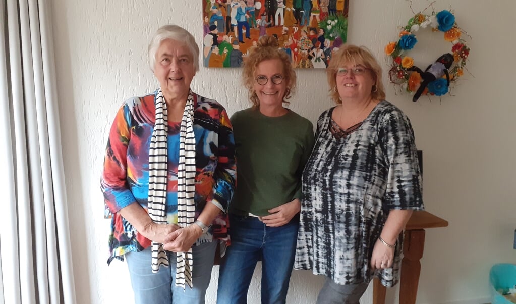 V.l.n.r. Bezoekster Annemarie, activiteigenbegeleider Carlien Hoogendijk en gastvrouw Karin: ,,De Inloop is supergezellig"