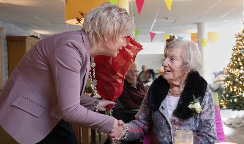 Burgemeester Agnes Schaap feliciteerde mevrouw Dory Wesseling in Oosterbeek voor haar 100ste verjaardag.