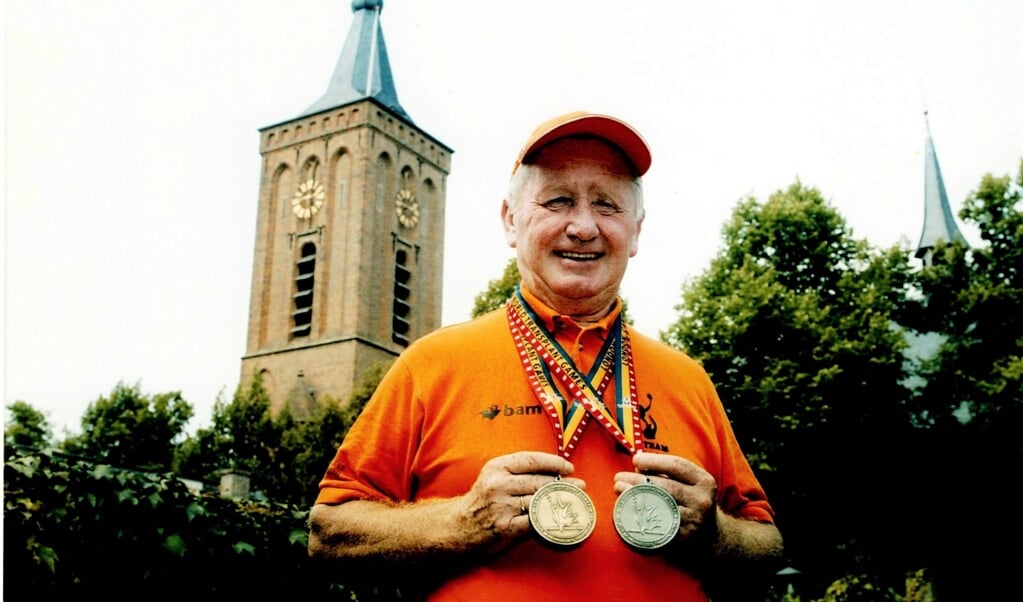 Piet Osnabrugge met medailles van de World Transplant Games.