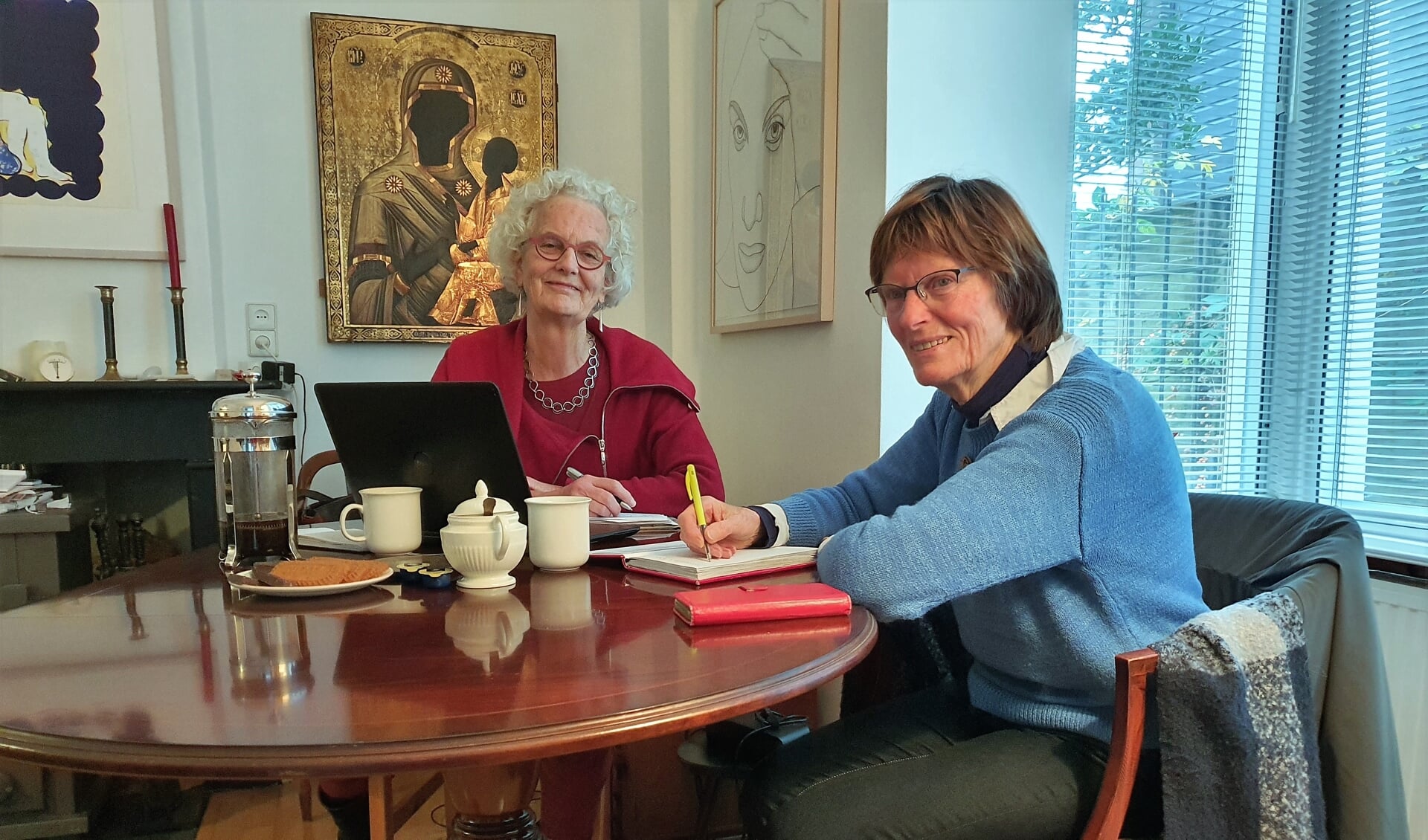 Miriam Schröder (links) en Greet Visser geven tekst en uitleg over het onlangs opgerichte Noodfonds Renkum.
