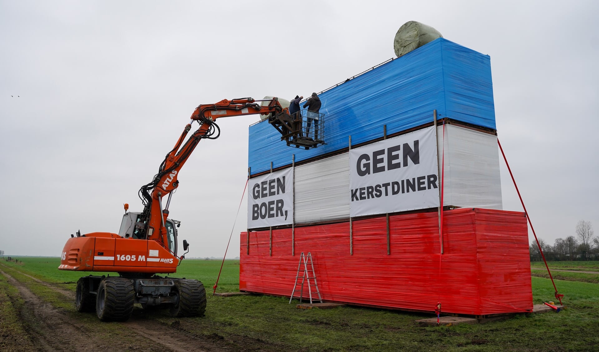 Langs de snelweg A28 tussen Putten en Nijkerk is sinds zaterdag een nieuwe noodkreet te zien van Puttense boeren. 