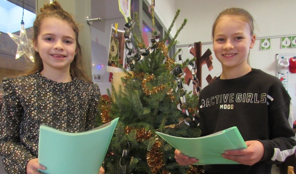 Eva (links) en vriendinnetje Kailyn zijn kerstliedjes aan het oefenen op school.