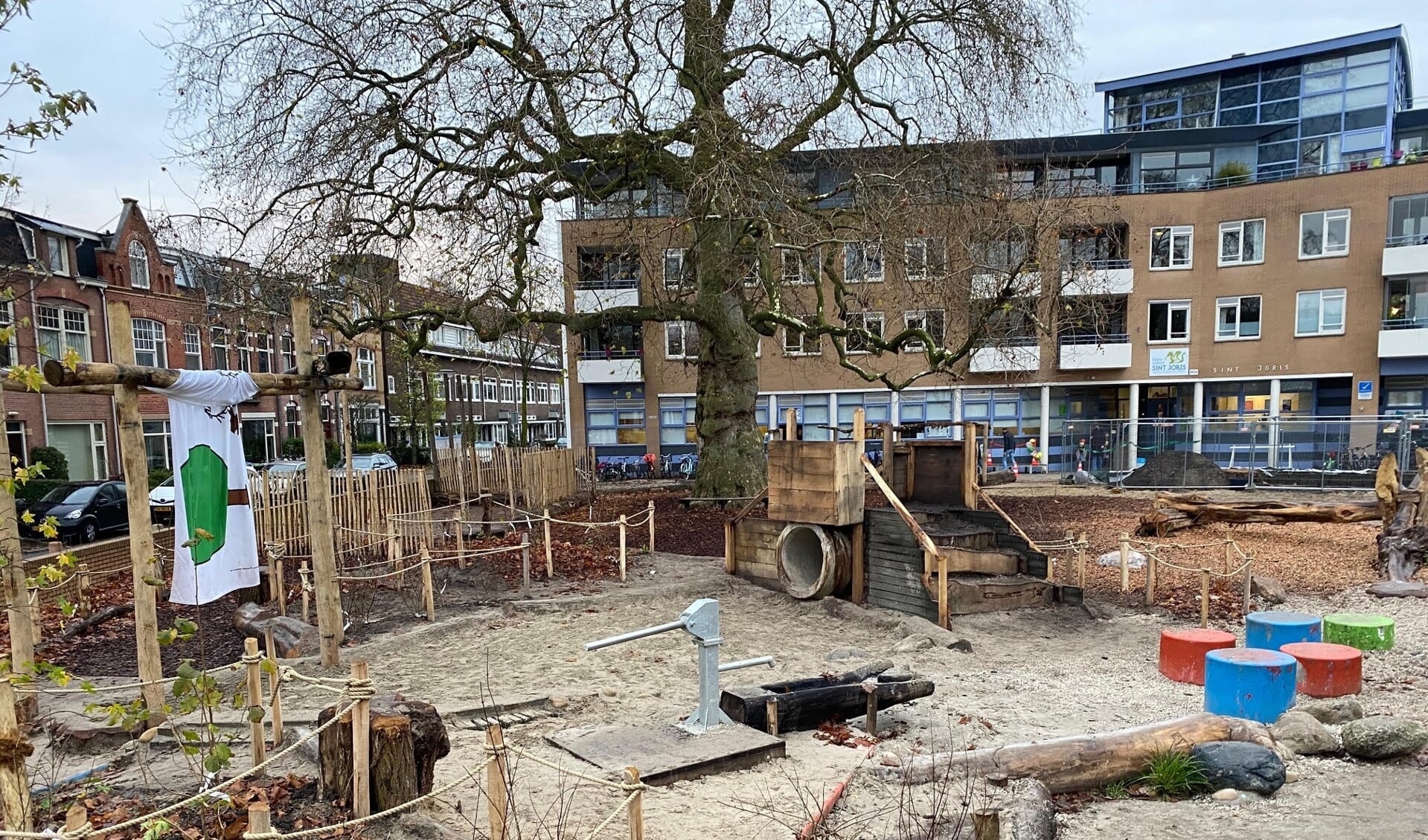 Basisschool Sint Joris opende vorig jaar december een vernieuwd speelplein: tegels zijn nagenoeg verdwenen, er is een waterpomp, afgeschermd voetbalveld, klimboomstammen, volop zand én heel veel boomschors.