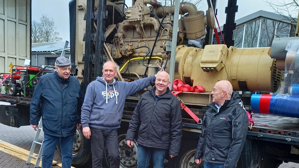 Van links naar rechts Arie van Oosterom, de chauffeur uit Oekraïne, Gert Pater en Hans Roelofs bij één van de twee grote generatoren.