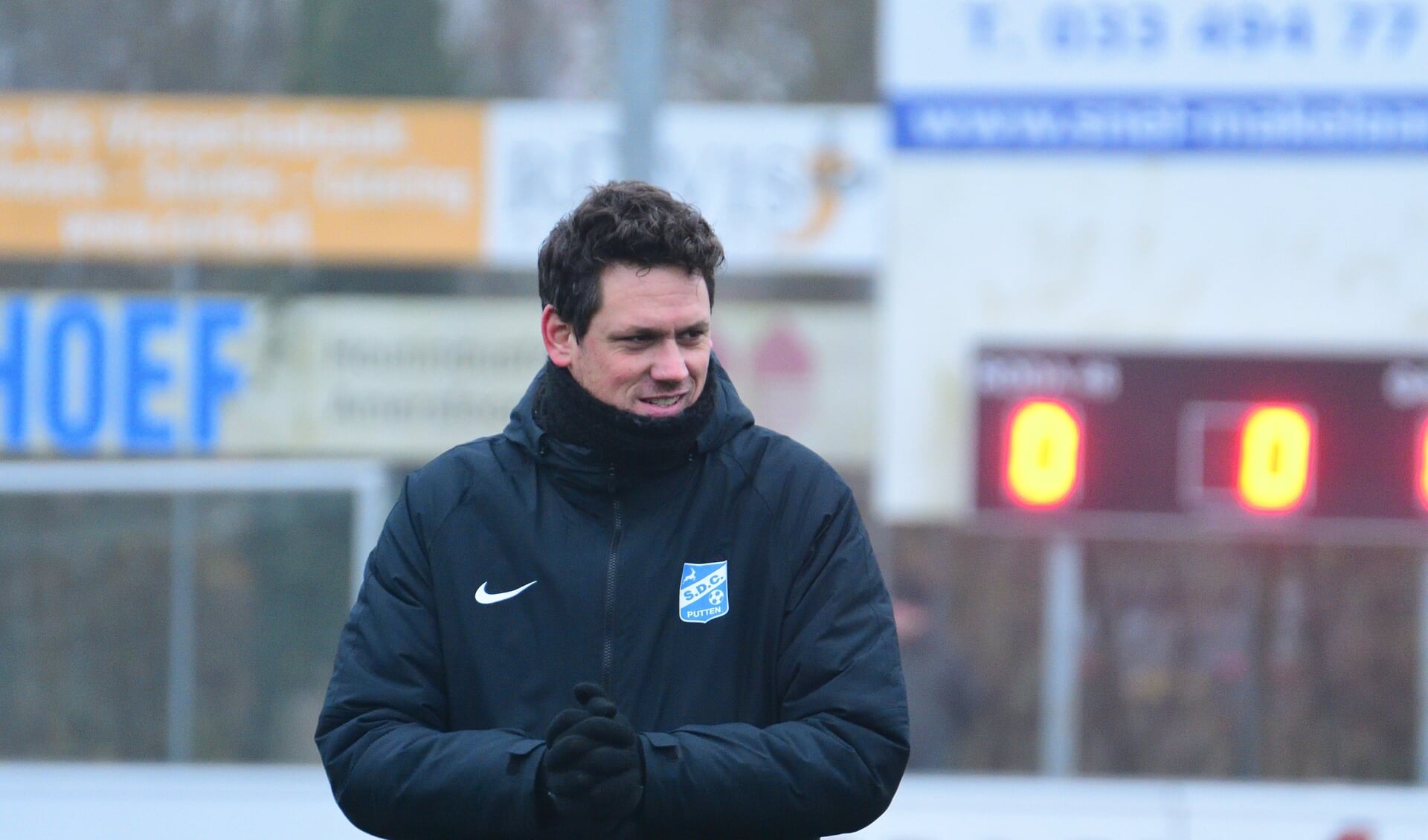 Mark Bakker tijdens de laatste wedstrijd van SDC Putten voor de winterstop, die met 1-2 gewonnen werd van Roda'46 in Leusden.