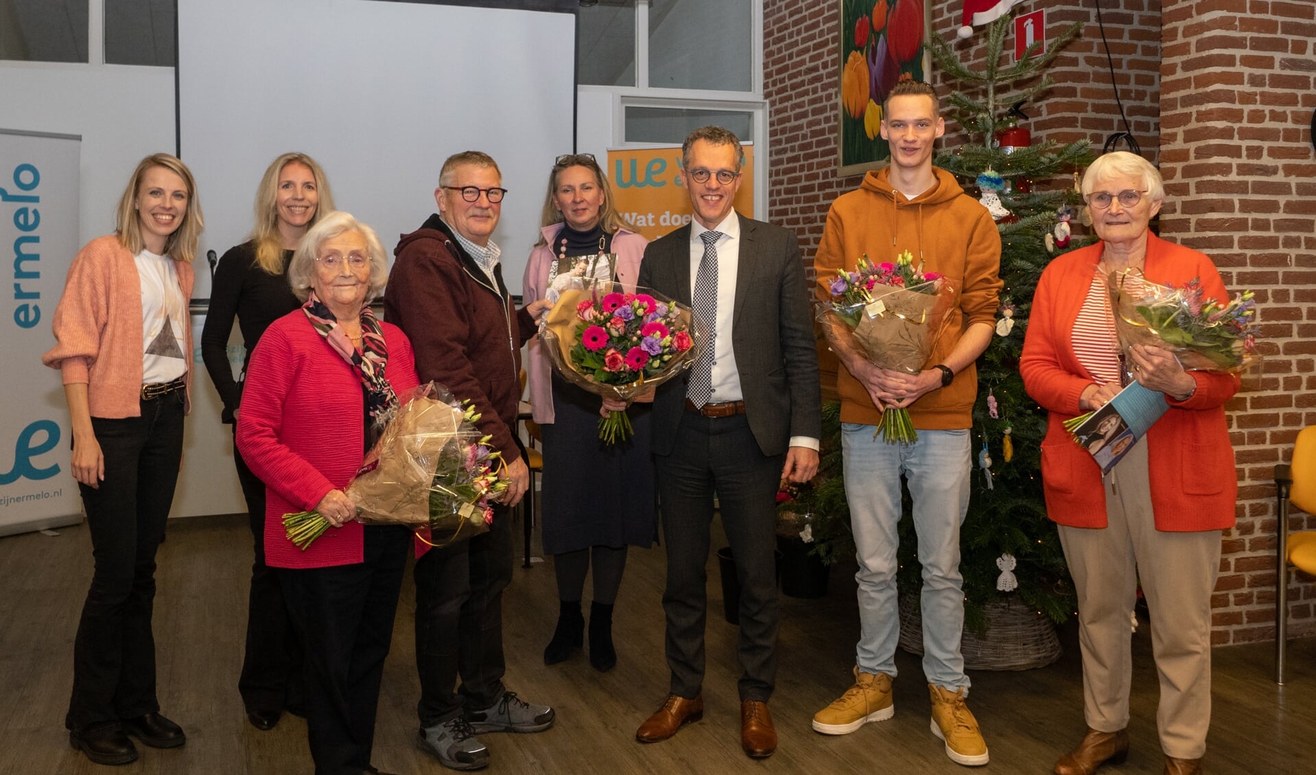 Op de Nationale Dag van de Vrijwilliger, woensdag 7 december, reikte burgemeester Van Daalen de brochure ‘Samen Ouder Worden in Ermelo’ uit.