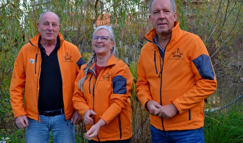 Vlnr: Jan Sterk, Corrie van Rumund en Joep van der Meer: "Wij zijn op zoek naar helpende handen voor een geweldige Koningsdag!"