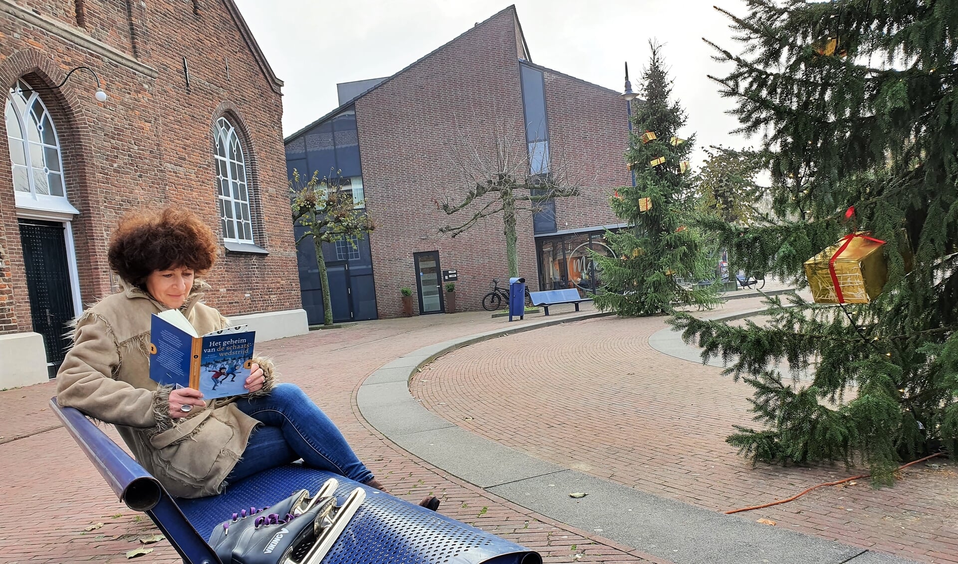 De Bennekomse schrijfster Wieke van Oordt leest in haar eigen omgeving in haar boek 'Het geheim van de schaatswedstrijd'.