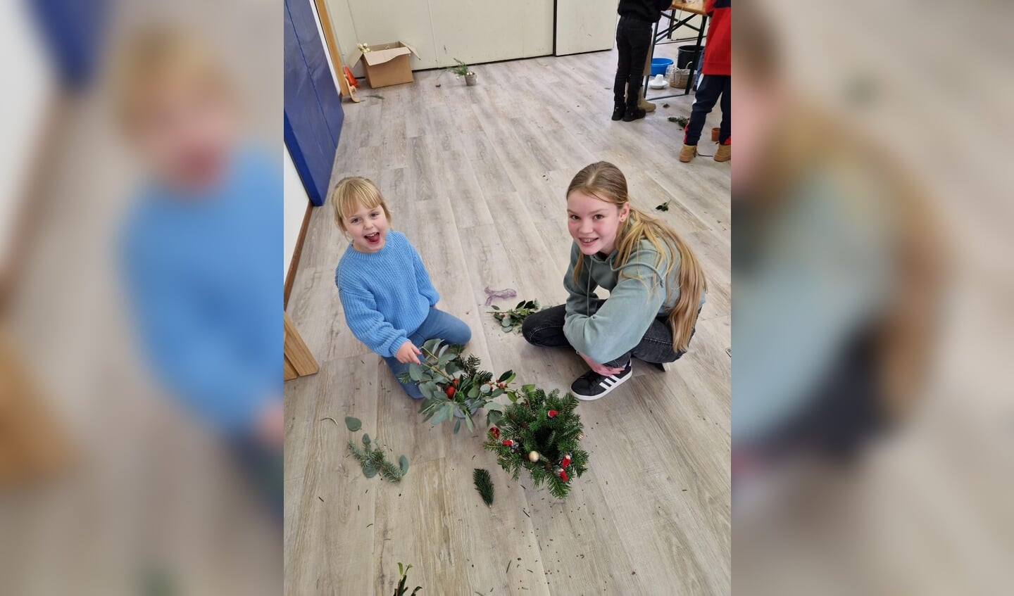 De kinderen maken zelf de kerststukjes die later naar Elim worden gebracht.