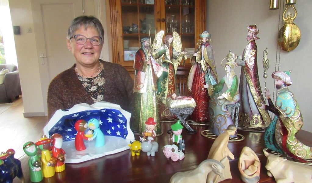 Hanneke bij slechts vier van haar 300 kerstgroepen.