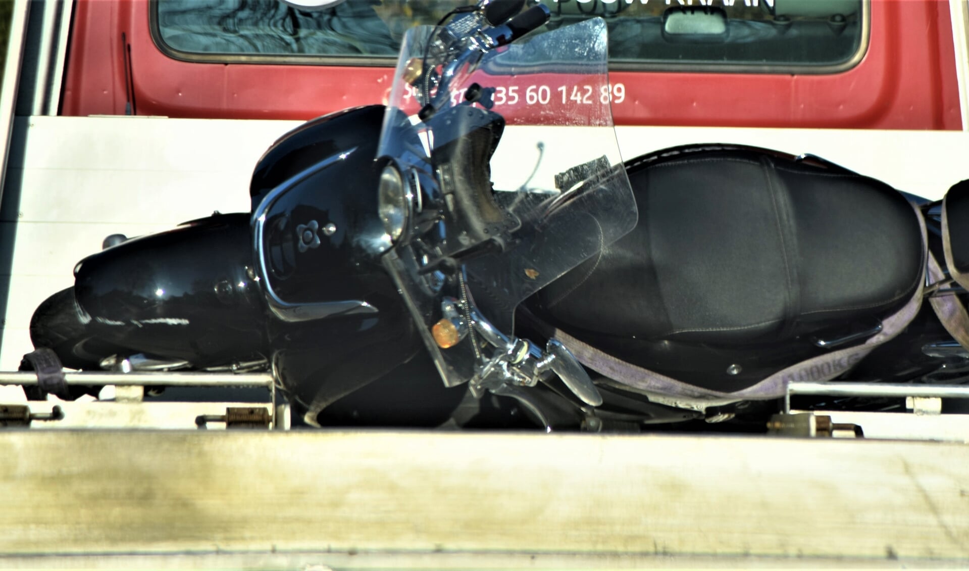 De bromscooter raakte zwaar beschadigd door de botsing.