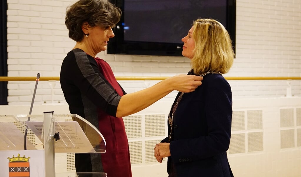 Vijf jaar geleden kreeg Joyce Langenacker de ambtsketting omgehangen als burgemeester van Ouder-Amstel.
