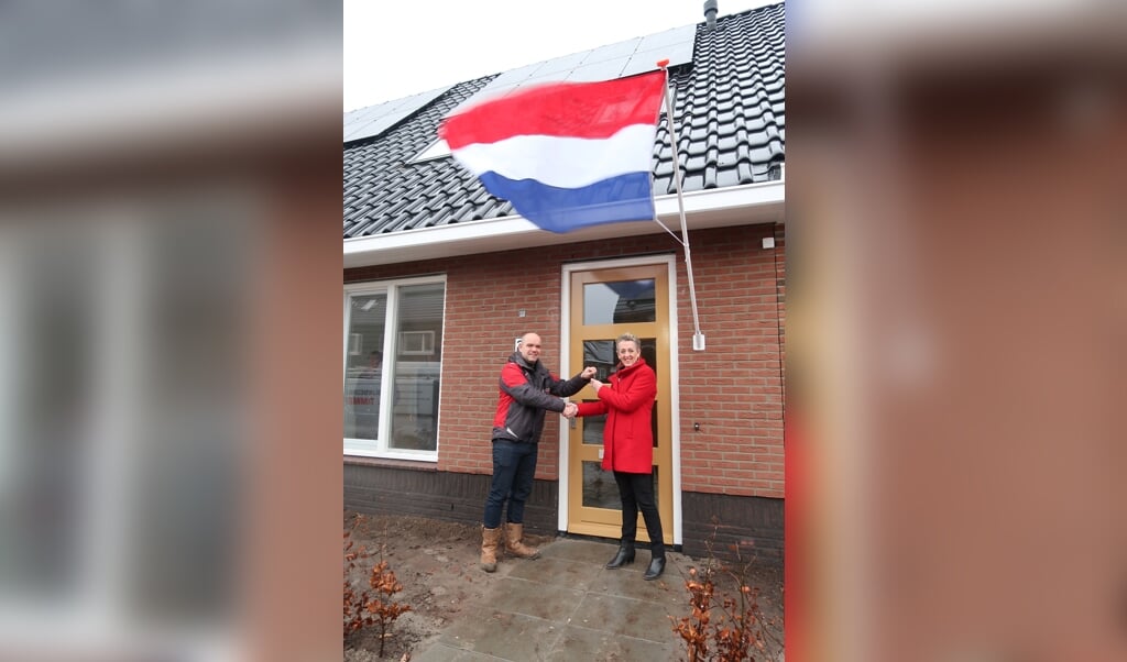  Henk Bout van Bouwbedrijf J. Timmer overhandigt sleutel aan Gerdien van der Ent.