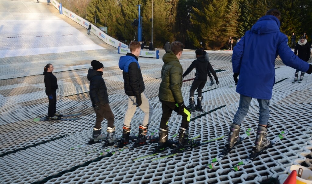 Leerlingen skiën bij SkiCentrum Hoofddorp.