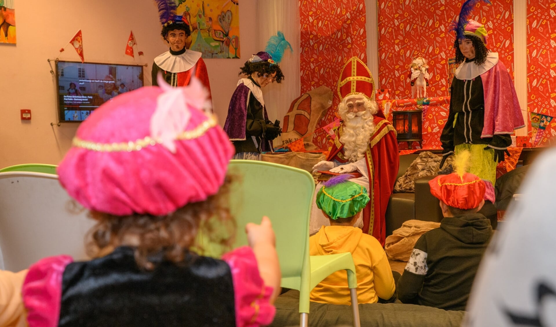 Sinterklaas mocht ook dit jaar weer cadeaus uitdelen aan achtergestelde kinderen in Haarlemmermeer.
