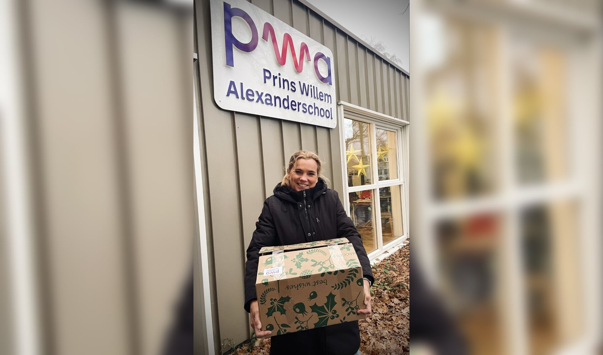 Directeur Yvonne Geelhoed van de Prins Willem Alexanderschool (PWA) in Ermelo brengt kerstpakketten rond.