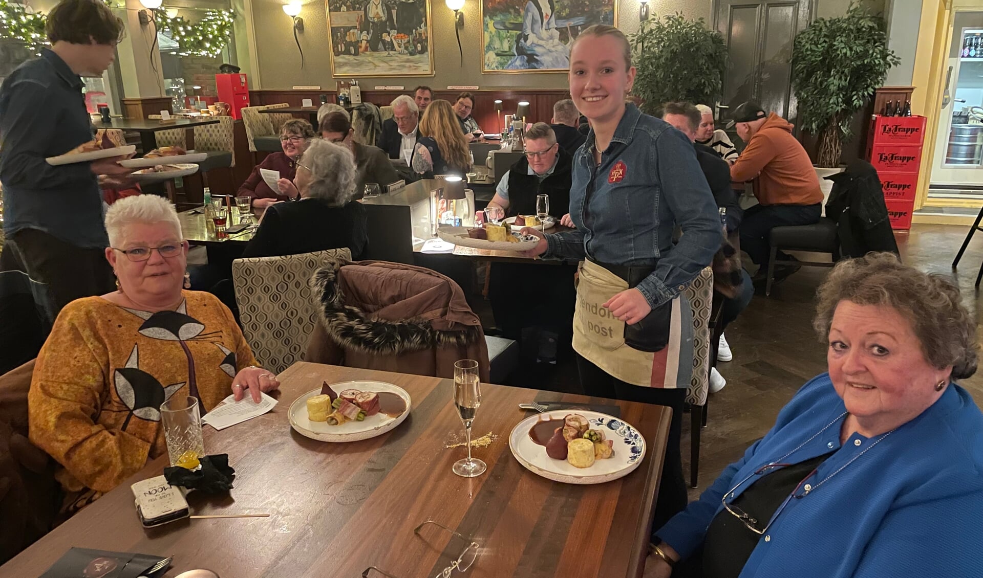 Tiny Stoutjesdijk (links) en Wytske Reinders Folmer genoten met nog 17 genodigden van het kerstdiner van de Cocky Foundation bij Grand Café Het Postkantoor.