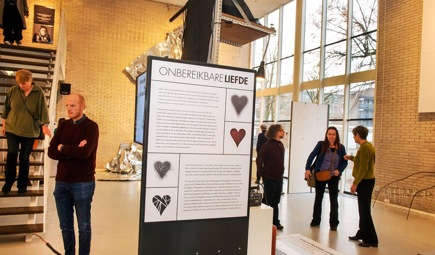 De expositie Onbereikbare Liefde in het Rietveld Paviljoen werd geopend door wethouder Tyas Bijlholt.