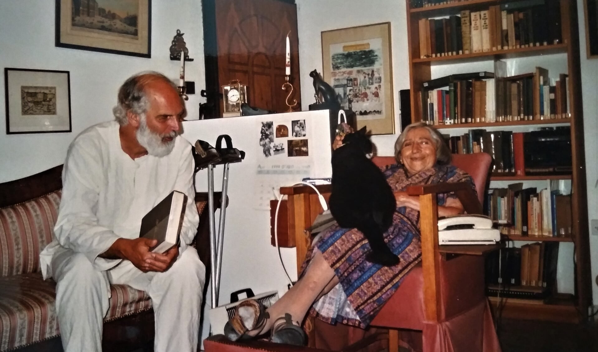 Siep Kooi in gesprek met Lea Dasberg in Jeruzalem in 1999.