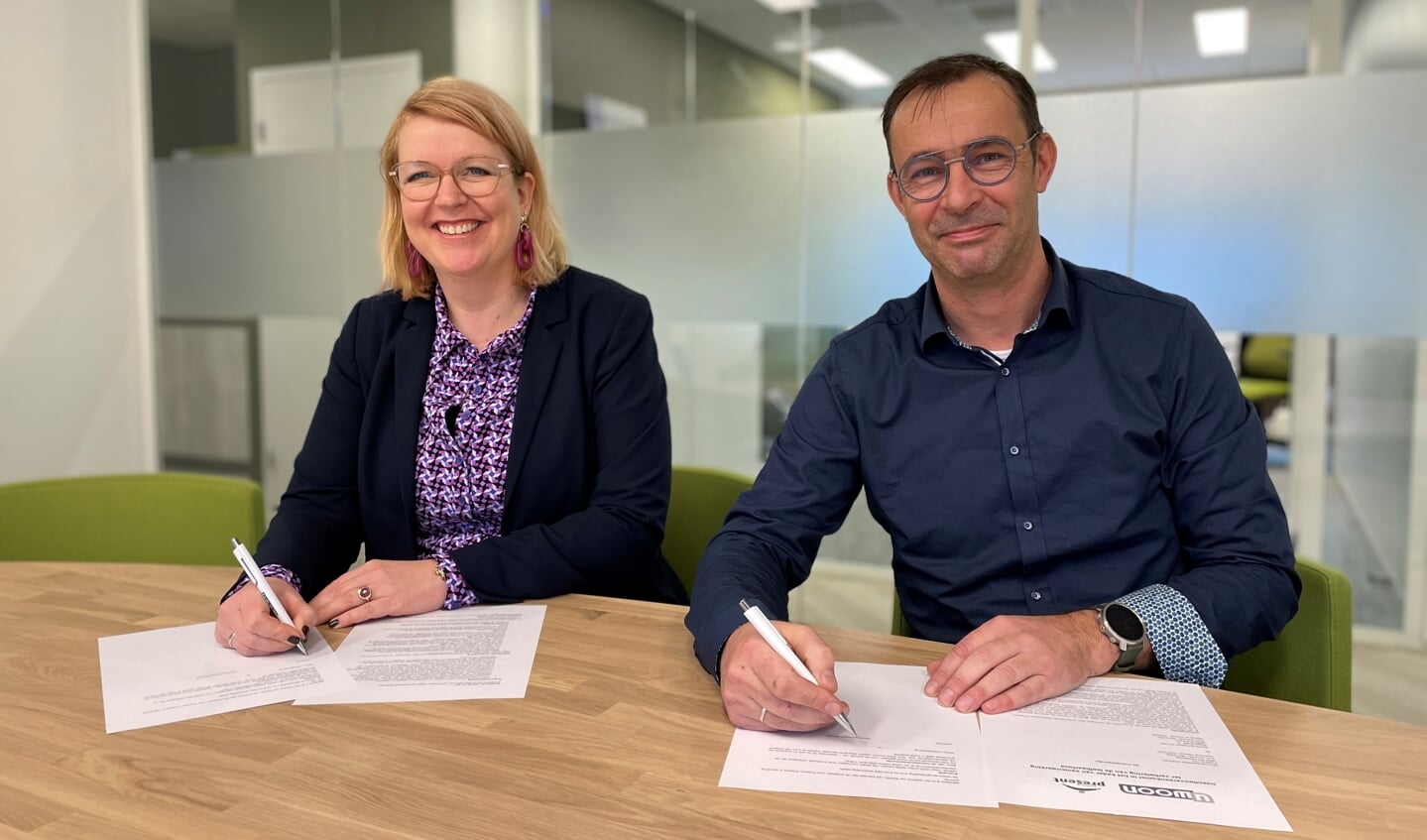 Jan Hein Van Burken van Stichting Present Ermelo en Fleur Imming van UWOON ondertekenen de samenwerkingsovereenkomst voor leefbare buurten.