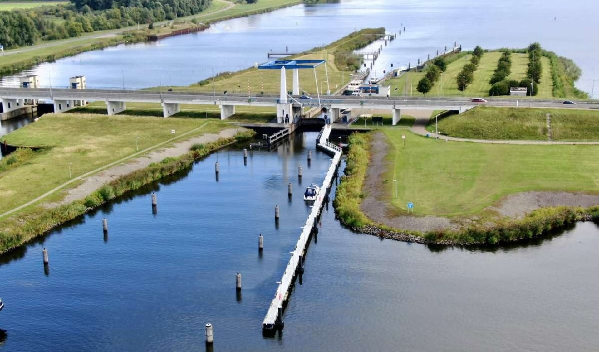 De brug tussen Nijkerk en Zeewolde.