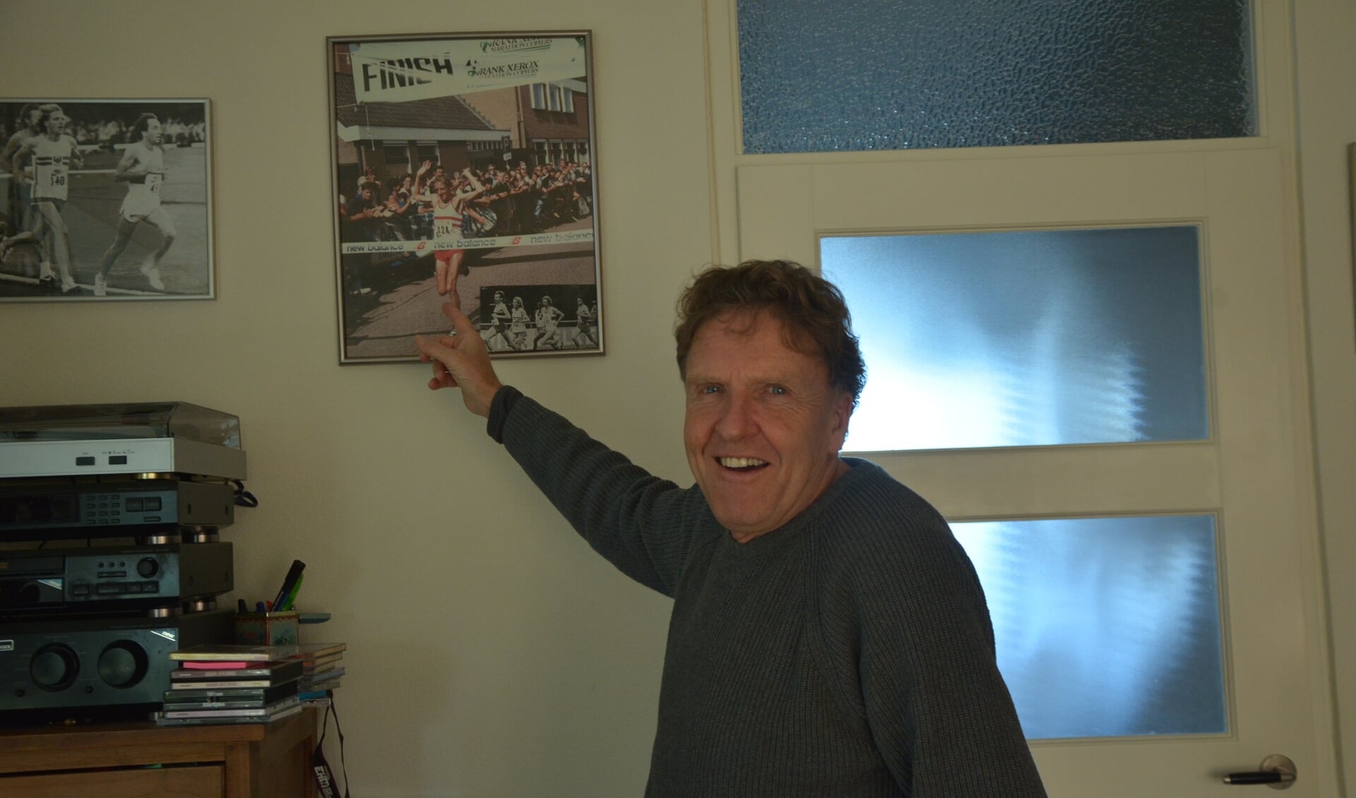  Henk wijst naar de finish van zijn 25 km in Zeeland. Foto: Dick van der Veen