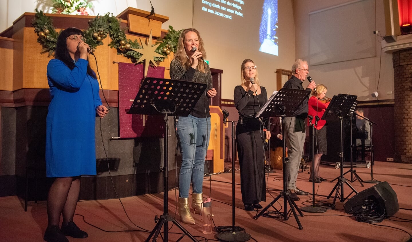 De Oekraïense Lena zong samen met het combo ‘Breng dank aan de Eeuwige’, in het Oekraïens en het Nederlands tijdens Voorthuizen Zingt.