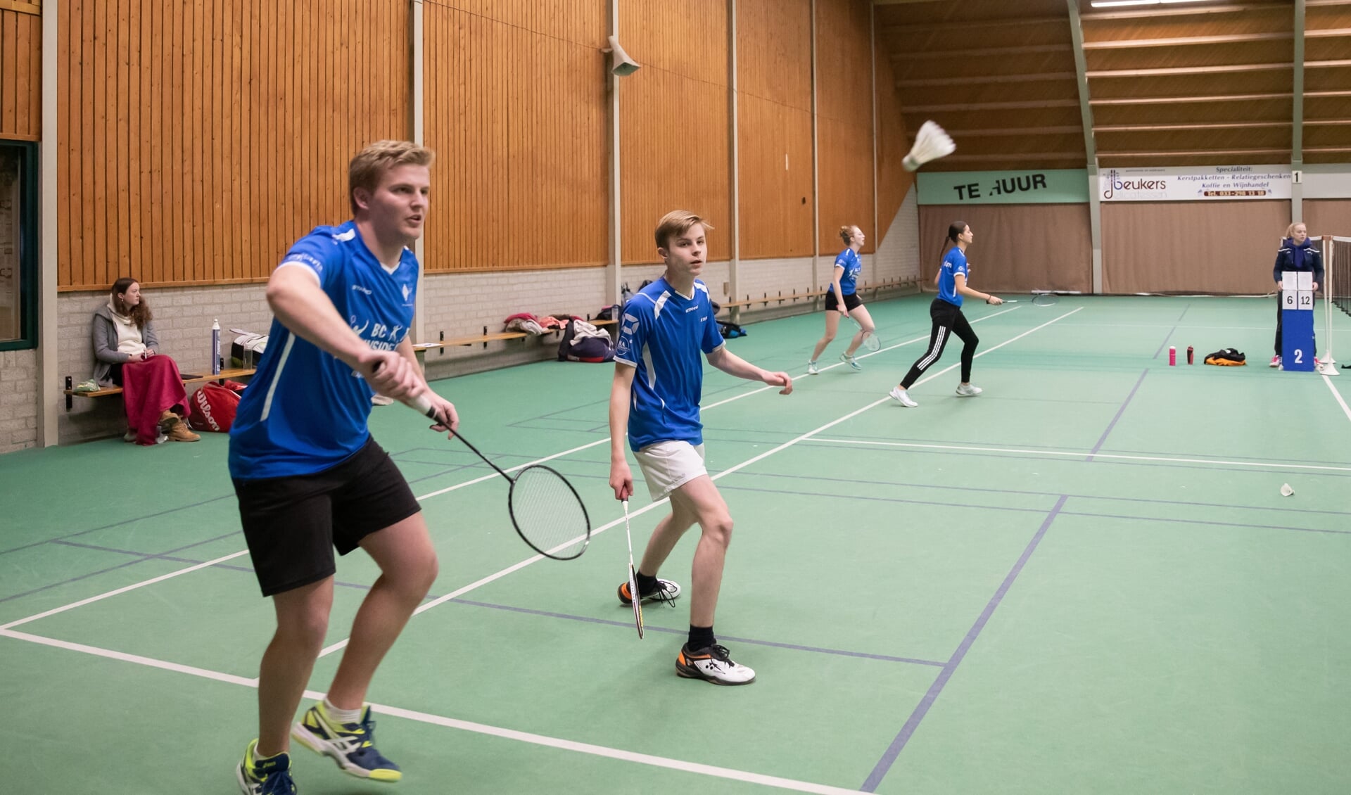 De badmintonners van Inside speelde tegen Gaasperdam is tennishal de Geerenweg in Baarn