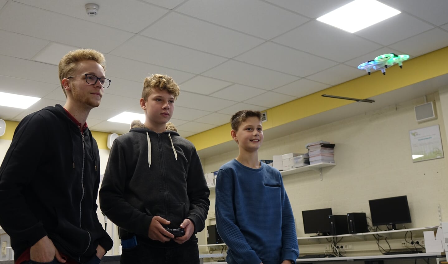 Natuurkundedocent Thijmen Brans oefent met leerlingen Damian en Jayden met de eerste drones.