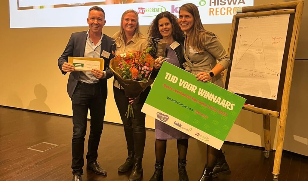 Uitreiking prijs ‘Beste Leerbedrijf 2022/2023’ (van links naar rechts staan: Michael van Hoorne, Lucinda Bekhuis, Femke Casteleijn en Denise Brocx).