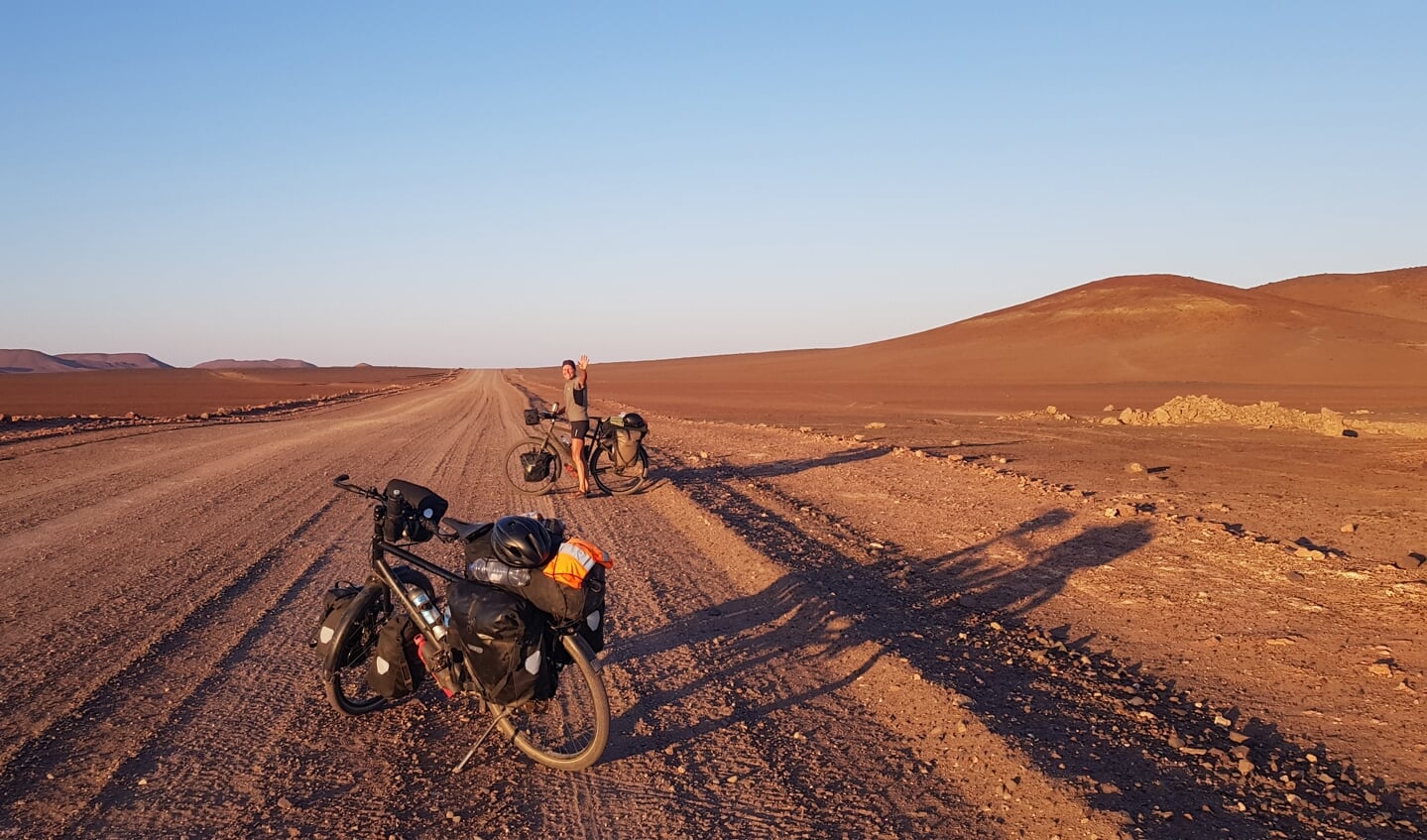 Door de woestijn van Namibië.