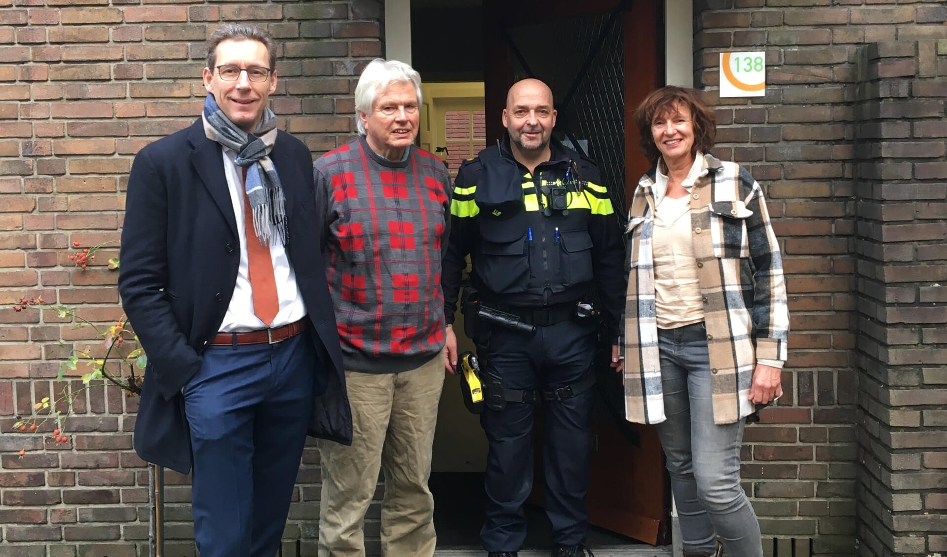 Afgelopen week maakte de burgemeester met wijkagent Richard Lukassen een ronde door de wijk Elsrijk.