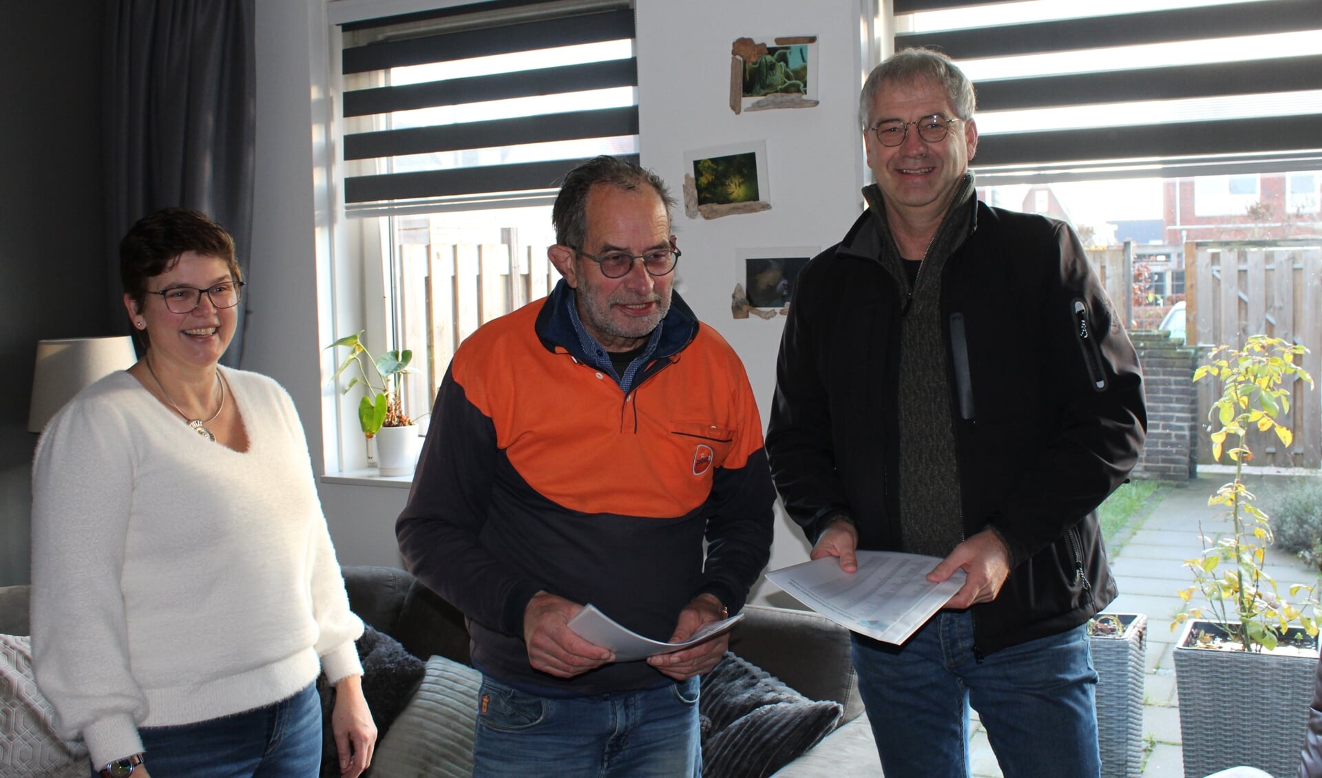 Bewoonster Yvonne, postbode Peter Vreekamp en Jan Mulder van PostNL.