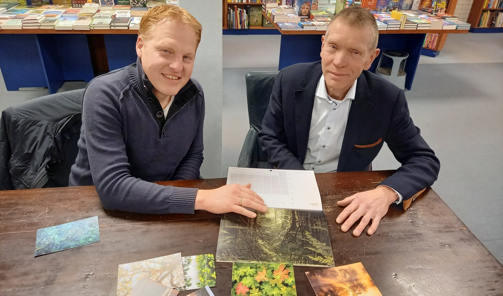 Sjaak den Breeje (links) bekijkt samen met de Veenendaalse boekhandelaar Albert van Kooten de bijzondere natuurkalender.