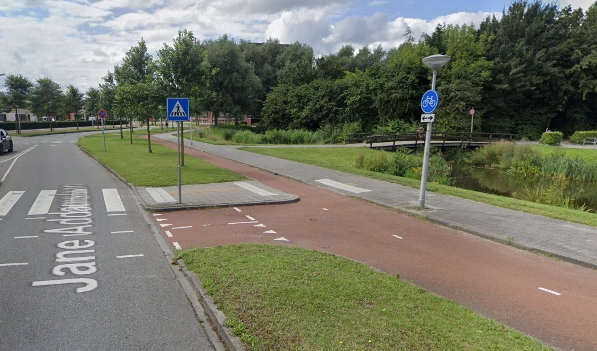 Eenrichtingsfietspad aan Jane Adamslaan nabij de scholen in Westwijk.